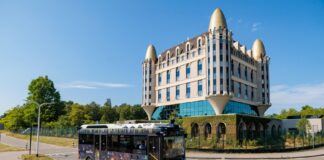 Efteling lanceert zelfrijdende pendelbus tussen attractiepark en eigen hotels