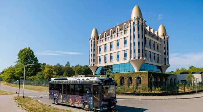 Efteling lanceert zelfrijdende pendelbus tussen attractiepark en eigen hotels
